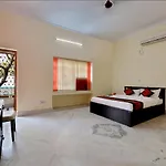 Oyo 12210 Comfort N Cozy
