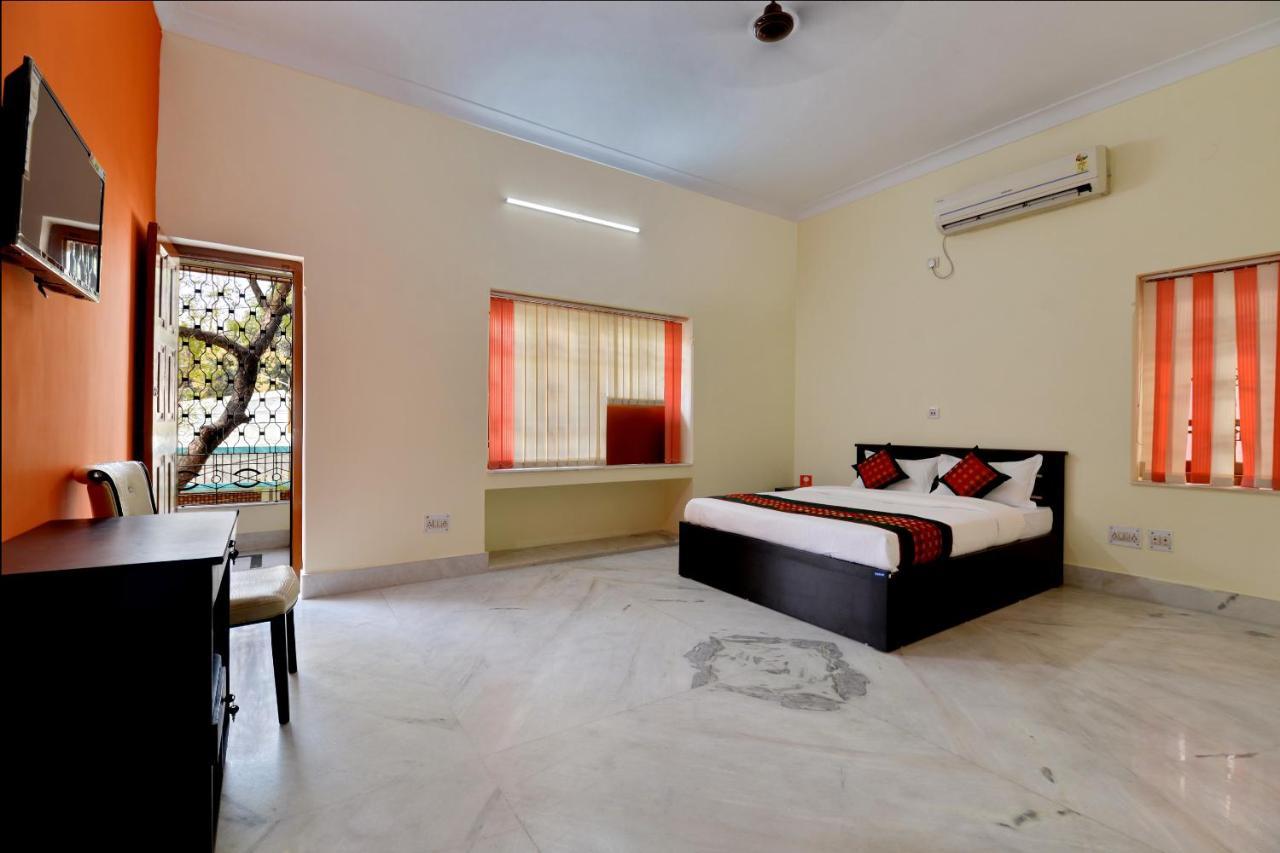 Oyo 12210 Comfort N Cozy Hotel 3*