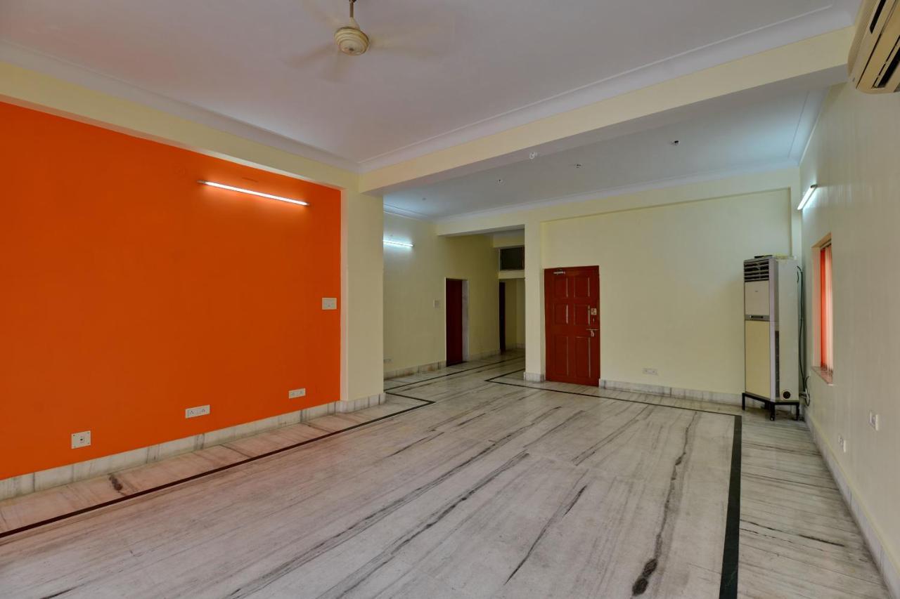 Oyo 12210 Comfort N Cozy Hotel Kolkata